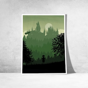 Puede incluir: Una impresión artística de silueta verde y negra con un castillo, un bosque y un coche volador. Una figura se encuentra en primer plano. El fondo tiene una luna llena. La impresión está sobre un fondo blanco.