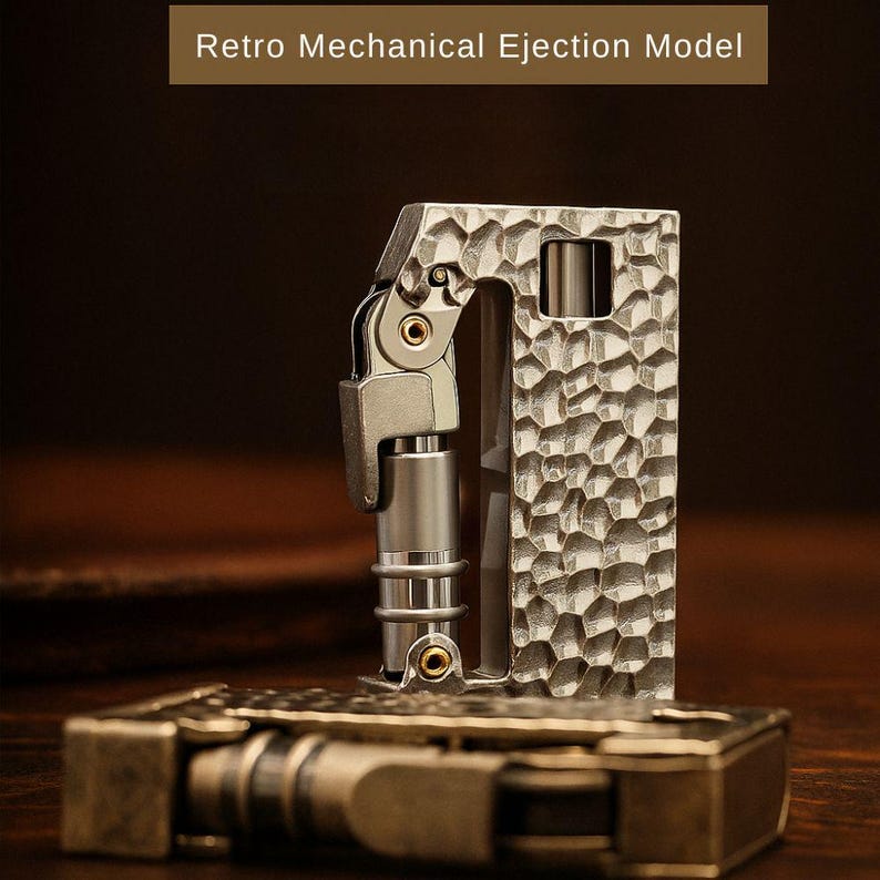 Op de afbeelding: Een retro mechanisch uitwerpmodel, met een getextureerde, zilverkleurige behuizing en een scharniermechanisme. Het ontwerp omvat een rechthoekig frame met een gehamerd metalen uiterlijk en de tekst "Retro Mechanical Ejection Model".