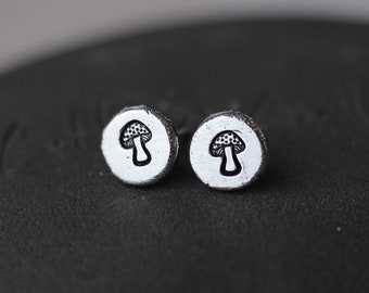 スターリングシルバーのマッシュルームスタッドピアス、コテージコアフェアリージュエリー