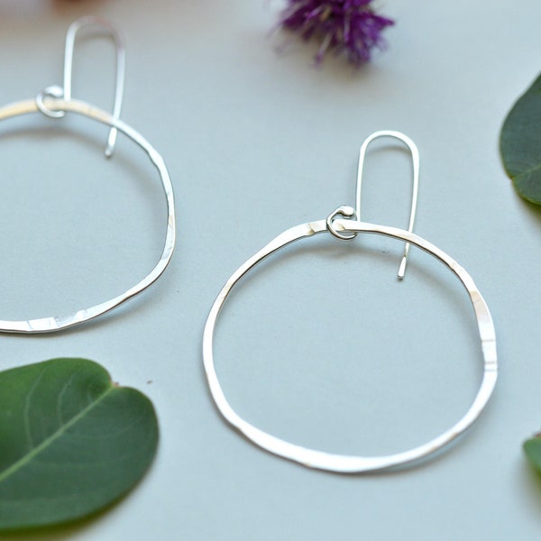 Aros de plata boho, pendientes de todos los días, pendientes colgantes, pendientes de plata, regalo para ella, pendientes de aro con forma orgánica