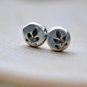 Petits clous d'oreilles en argent, clous d'oreilles, boucles d'oreilles feuilles, clous estampés, boucles d'oreilles pousses, minimaliste