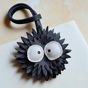 Handgemaakte Soot Sprite leren tasbedel: Japanse anime-sleutelhanger