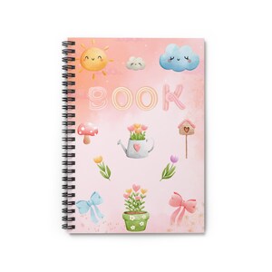 Peut inclure: Un carnet à spirales avec une couverture rose ornée d'illustrations à l'aquarelle. La couverture comprend un soleil souriant, des nuages, un champignon, des fleurs, un arrosoir, un nichoir, des nœuds et le mot "BOOK". Le carnet est sur le thème du printemps.