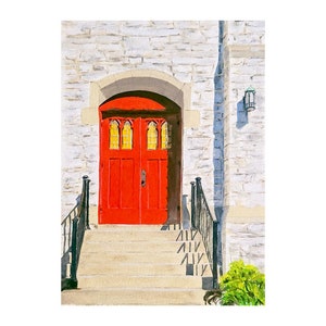 Könnte beinhalten: Eine rote Doppeltür mit Glaspaneelen und einem schwarzen Metallgeländer, das zum Eingang eines Steingebäudes führt.