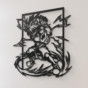 Op de afbeelding: Zwart metalen wandkunstwerk dat een anime-personage in een vechthouding afbeeldt, omlijst door een rechthoekige rand. Het kunstwerk is gemonteerd op een witte muur in een kamer met een vloerkleed, speelgoed en een vloerlamp.