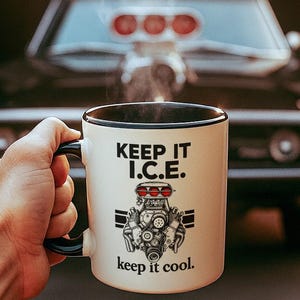 Bleib dran I.C.E. Tasse – Dreifachlufthutze – Für echte VEB- verbrenner , V8- und Mopar-Enthusiasten – Perfektes Geschenk für Oldtimer-Liebhaber