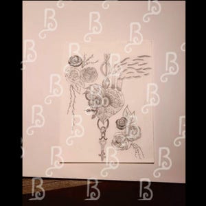 Könnte beinhalten: Eine Bleistiftskizze eines herzförmigen Designs mit Rosen, einem Schlüssel und anderen dekorativen Elementen. Das Kunstwerk befindet sich auf einem weißen Hintergrund mit einem rosa Rand und einem sich wiederholenden Muster des Buchstabens "B".