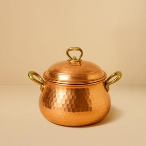 Hamrad koppargryta – Handgjord turkisk kokkärl med mässingslock
