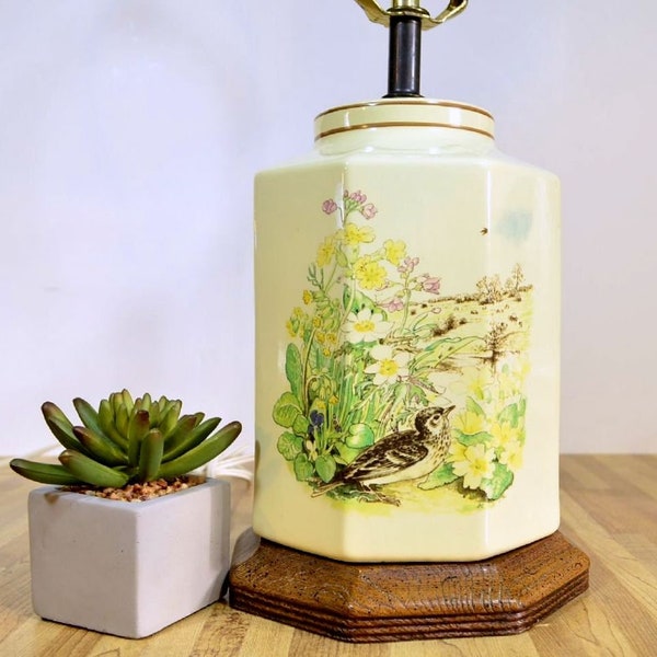 Lampe de table en céramique Edith Holden Oiseau avec illustration florale sur fond crème Style édouardien inspiré de l'artiste