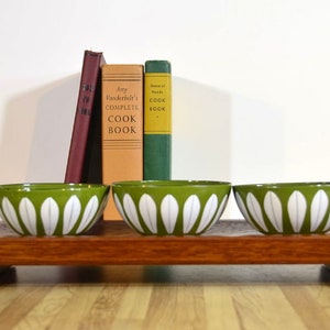 Mid Century Modern Cathrineholm Avocado Green Enamel 4 pollici di diametro Lotus Metal Serving Bowls Set di 3 con Dansk Serving Board Knife Storage