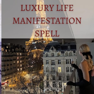 Op de afbeelding: De Eiffeltoren verlicht 's nachts, met de tekst "LUXURY LIFE MANIFESTATION SPELL" in het rood. Een persoon in een zwarte jurk en handschoenen heft een champagneglas op en kijkt naar de toren.