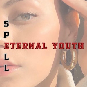 Peut inclure: Gros plan sur un visage avec le texte "SPILL ETERNAL YOUTH" en lettres rouges. Une boucle d'oreille dorée est visible. L'image a une tonalité douce et chaleureuse.