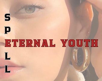Może przedstawiać: Zbliżenie twarzy z napisem "SPILL ETERNAL YOUTH" w czerwonych literach. Widoczny jest złoty kolczyk w kształcie koła. Obraz ma miękki, ciepły ton.