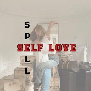 Może przedstawiać: Obraz z napisem "SELF LOVE" w kolorze czerwonym. Jedna osoba trzyma drugą osobę, która trzyma klucze. Kartony i bagaż w tle.