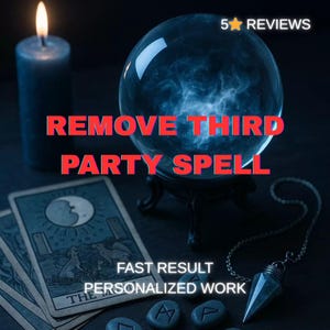 Op de afbeelding: Een brandende blauwe kaars naast een kristallen bol op een standaard. De tekst "REMOVE THIRD PARTY SPELL" wordt in het rood weergegeven. Tarotkaarten en runenstenen staan ​​op de voorgrond. De teksten "FAST RESULT" en "PERSONALIZED WORK" zijn ook zichtbaar.
