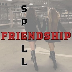 Może przedstawiać: Obraz przedstawia dwie kobiety odchodzące, trzymające się za ręce, ze słowem "FRIENDSHIP" w czerwonych literach blokowych. Litery "S, P, L, L" są ułożone pionowo w kolorze czarnym. Tłem jest parking.