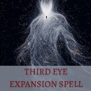 Puede incluir: Una imagen digital artística representa una figura compuesta de partículas brillantes y arremolinadas sobre un fondo oscuro y estrellado. Una pequeña silueta de una persona se encuentra en la parte superior. El texto "THIRD EYE EXPANSION SPELL" está en la parte inferior.