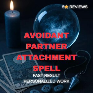 Puede incluir: Una vela azul encendida, una bola de cristal, cartas del tarot y un péndulo están dispuestos sobre una superficie oscura. El texto "Avoidant Partner Attachment Spell" se muestra en rojo. La imagen tiene un tema místico.