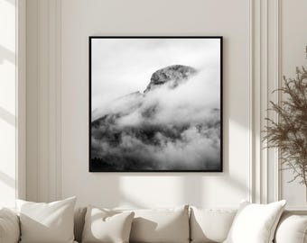 Garlaban | Zwart-wit kunstfotografie | Heilige berg in de wolken | Donkere, dramatische muurdecoratie | Luxe woondecoratie | Digitale download