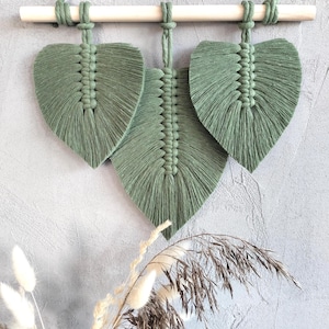 Macramébladeren in saliegroen - Boho wanddecoratie op een stang - Handgeweven slaapkamerdecoratie - Moderne textielkunst - Natuurcadeau