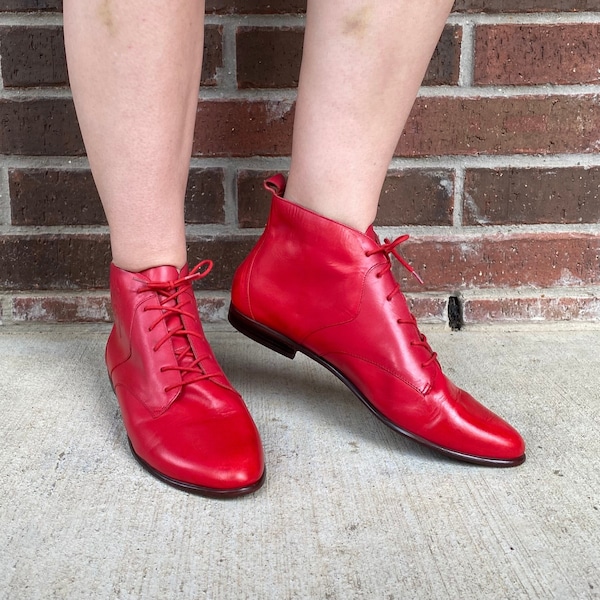 size 9.5 vintage 80s Cherry RED Lace Up ANKLE BOOTS tooled leather winter flat boho preppy vintage 80s boots pixie retro ankle booties 40