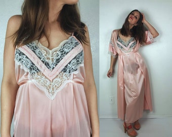 Vintage 70-tals persikorosa tvådelad maxiklänning med mellanstor spets, chevronmönster, vintage underkläder, boho klänning, 70-tals pegnoir morgonrock, böljande loungewear från 70-talet