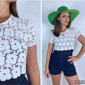 vintage White CROPPED Scalloped LACE BLOUSE xs/s cottage core cut out Roses crochet sheer Victorian shirt button up back top boho coquette