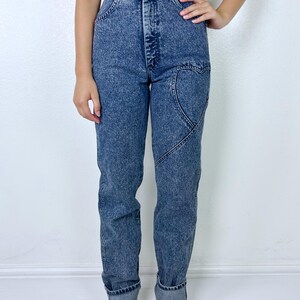 sz 24 vintage 80s HEART Acid Wash WRANGLER JEANS 25/xs tapered high waist mom jeans tall long western vintage Wrangler jeans rare med wash image 3