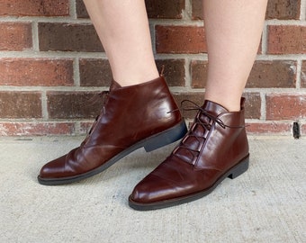 size 9 vintage 90s Brown GRANNY Victorian ANKLE BOOTS narrow Italian lace up flat leather fall boot brogues ankle booties grunge boho witchy