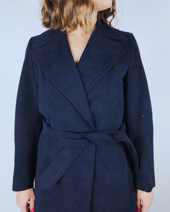 vintage 70s Faux Suede NAVY Belted WRAP COAT Smal… - image 5