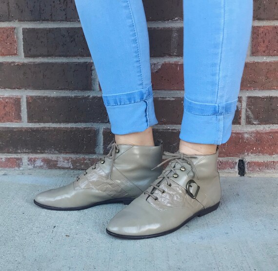 vintage 80s TAUPE lace up ANKLE BOOTS 7.5 beige bu