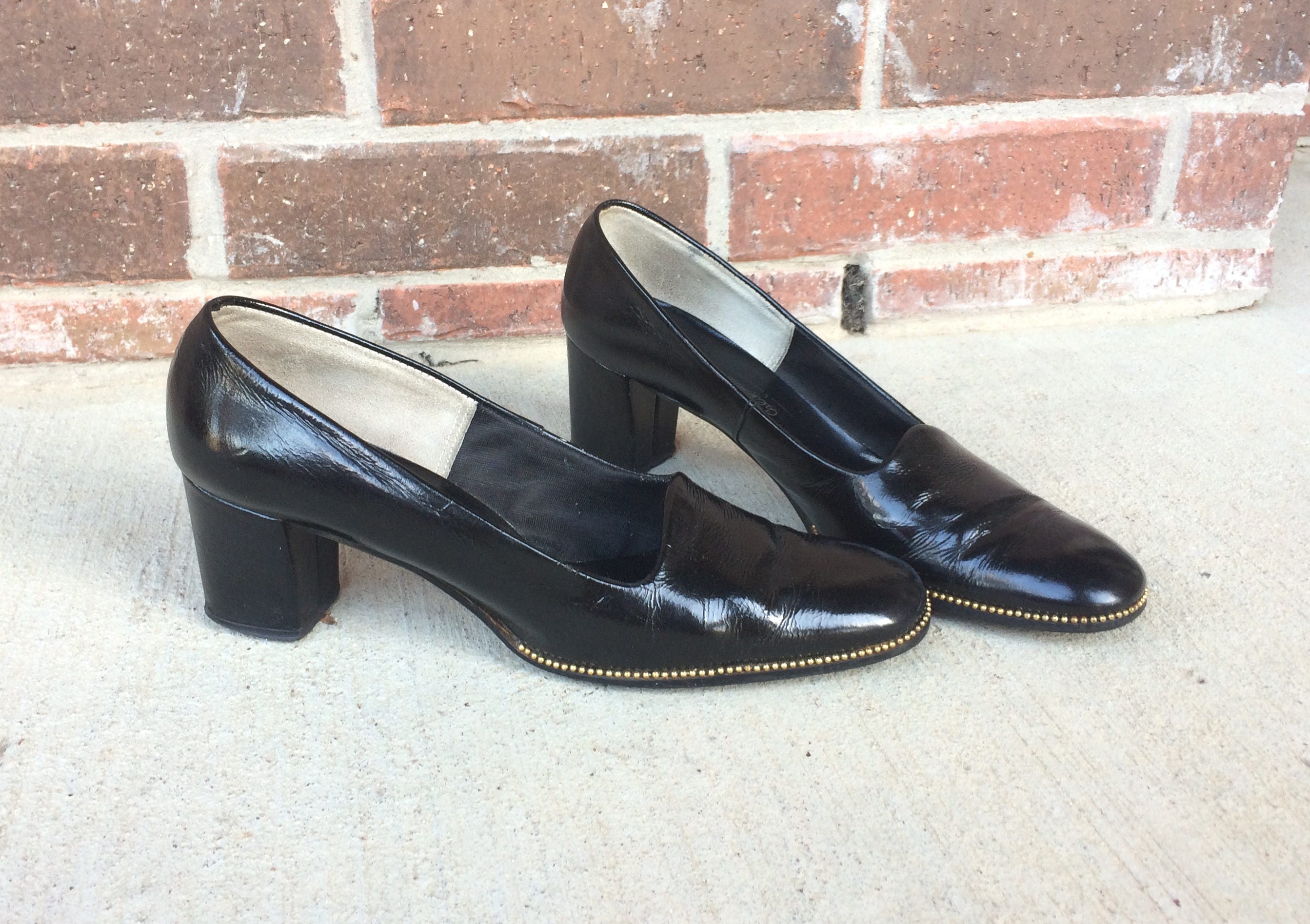 simple black pumps