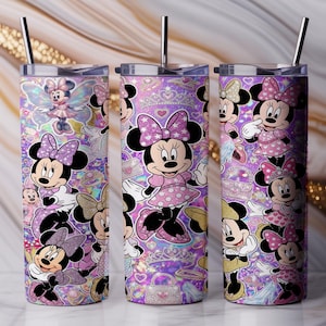 Op de afbeelding: Drie cilindervormige roestvrijstalen bekers met deksels en metalen rietjes, voorzien van een herhalend patroon van Minnie Mouse in diverse houdingen, gekleed in roze jurken met stippen en strikken op een paarse glitterachtergrond.