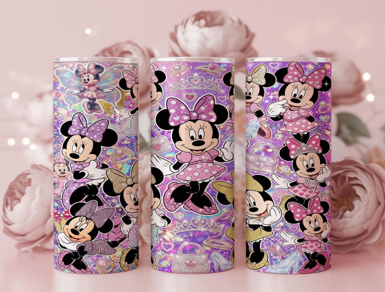 Op de afbeelding: Drie cilindrische bekers met een herhalend patroon van Minnie Mouse in verschillende houdingen, gekleed in roze en paarse jurken met stippen en strikken. De achtergrond is een levendig paars en roze holografisch ontwerp met kronen, tasjes en hartjes.
