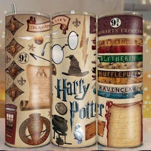 Puede incluir: Tres vasos de acero inoxidable con temática de Harry Potter. Los diseños incluyen el callejón Diagon, el Expreso de Hogwarts y varios símbolos y nombres de casas de Harry Potter. Los vasos tienen una pajita y están decorados con un fondo vintage similar al pergamino.