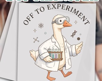 Könnte beinhalten: Ein DTF-Transferbogen mit einer Cartoon-Gans als Wissenschaftler in weißem Laborkittel und Schutzbrille. Die Gans hält ein Gestell mit bunten Reagenzgläsern. Der Text OFF TO EXPERIMENT ist darüber gebogen. Die Worte DTF TRANSFER READY TO PRESS sind zu sehen.