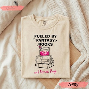 Maglietta Comfort Colors® Fueled by Fantasy Books, maglietta per amanti dei libri, maglietta Female Rage, maglietta per lettori, regalo per amanti del fantasy su BookTok