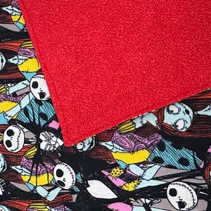 Peut inclure: Ensemble de trois mugs en c&eacute;ramique cr&egrave;me, avec un gla&ccedil;age mouchet&eacute;. Chaque mug pr&eacute;sente un motif floral peint &agrave; la main en bleu, vert et jaune. Forme arrondie et anse pratique.