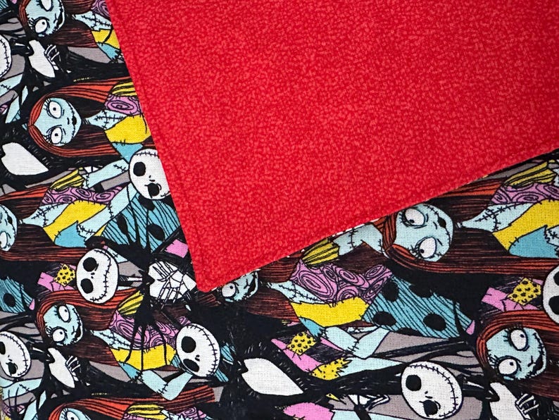 Peut inclure: Ensemble de trois mugs en c&eacute;ramique cr&egrave;me, avec un gla&ccedil;age mouchet&eacute;. Chaque mug pr&eacute;sente un motif floral peint &agrave; la main en bleu, vert et jaune. Forme arrondie et anse pratique.