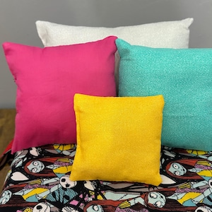 Peut inclure: Panneau en bois rustique avec l'inscription "Welcome to our home" en lettres blanches. Le panneau pr&eacute;sente une finition vieillie et un design simple et accueillant, id&eacute;al pour la d&eacute;coration d'entr&eacute;e.