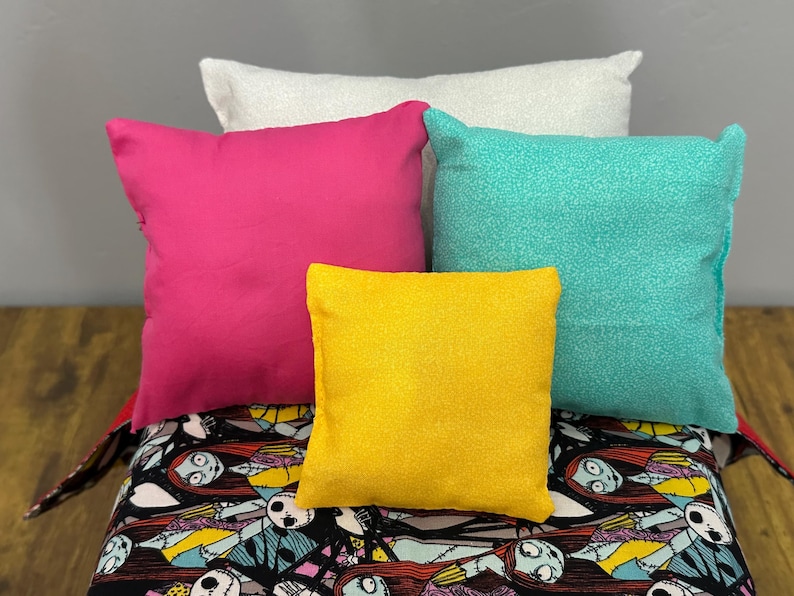 Peut inclure: Panneau en bois rustique avec l'inscription "Welcome to our home" en lettres blanches. Le panneau pr&eacute;sente une finition vieillie et un design simple et accueillant, id&eacute;al pour la d&eacute;coration d'entr&eacute;e.