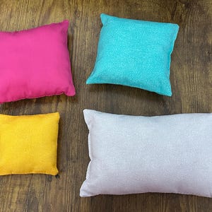 Peut inclure: Ensemble de trois mugs en c&eacute;ramique avec une finition mate et mouchet&eacute;e. Les mugs sont de couleur cr&egrave;me, gris clair et gris fonc&eacute;. Chaque mug a un design simple et moderne avec une anse arrondie.