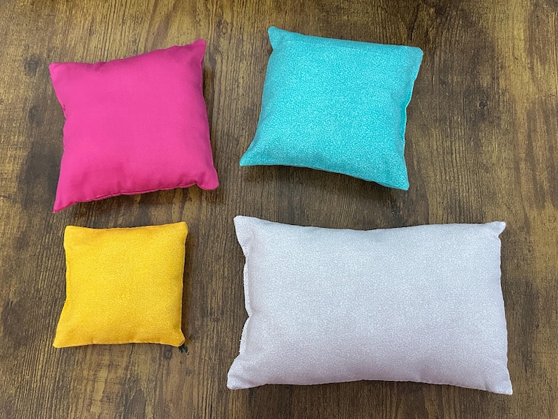 Peut inclure: Ensemble de trois mugs en c&eacute;ramique avec une finition mate et mouchet&eacute;e. Les mugs sont de couleur cr&egrave;me, gris clair et gris fonc&eacute;. Chaque mug a un design simple et moderne avec une anse arrondie.