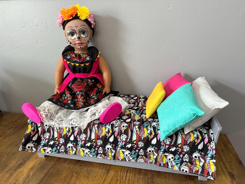 Parure de lit pour poupée L'Étrange Noël de Dieu : couverture et oreillers réversibles image 1