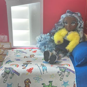 K&ouml;nnte beinhalten: Rustikales Holzschild mit dem Text "Welcome to our home" in wei&szlig;er Schrift. Das Schild hat eine verwitterte Oberfl&auml;che und ein schlichtes, einladendes Design, ideal f&uuml;r die Eingangsbereichsdekoration.