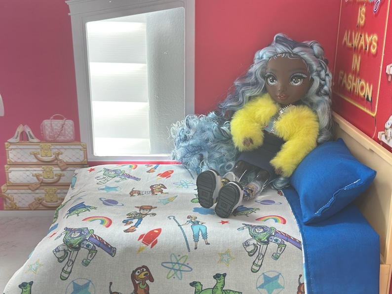 K&ouml;nnte beinhalten: Rustikales Holzschild mit dem Text "Welcome to our home" in wei&szlig;er Schrift. Das Schild hat eine verwitterte Oberfl&auml;che und ein schlichtes, einladendes Design, ideal f&uuml;r die Eingangsbereichsdekoration.