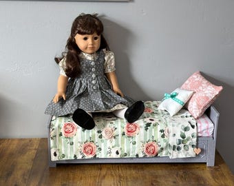 Parure de lit florale réversible de 18 po. pour poupée américaine avec oreillers.