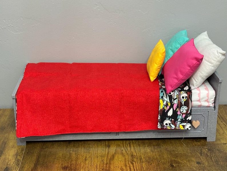 Parure de lit pour poupée L'Étrange Noël de Dieu : couverture et oreillers réversibles image 5