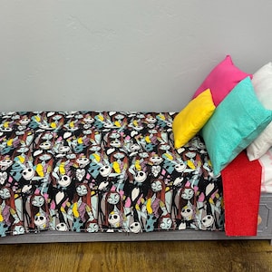 Peut inclure: Ensemble de trois mugs en c&eacute;ramique avec une finition mate et mouchet&eacute;e. Les tasses sont de couleur cr&egrave;me, gris clair et gris fonc&eacute;. Chaque mug pr&eacute;sente un design simple et minimaliste.