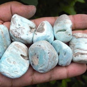 Grande pierre roulée en calcite des Caraïbes | Pierre roulée en aragonite bleue | Pierre roulée en calcite bleue